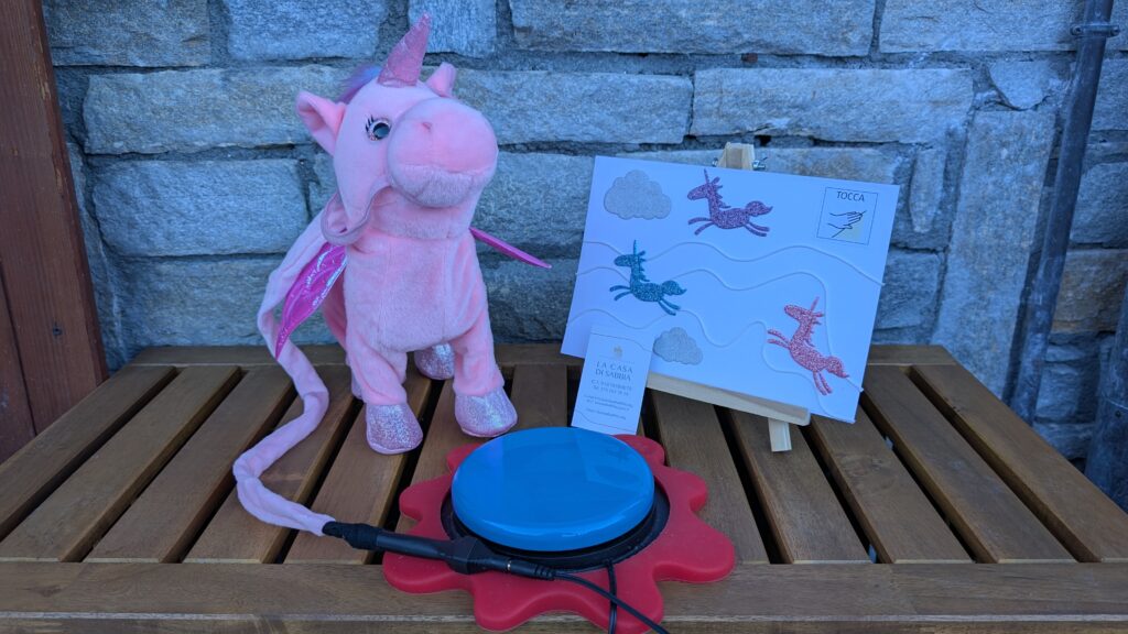Cartolina tattile e l'unicorno adattato ai bisogni dei bambini con disabilità